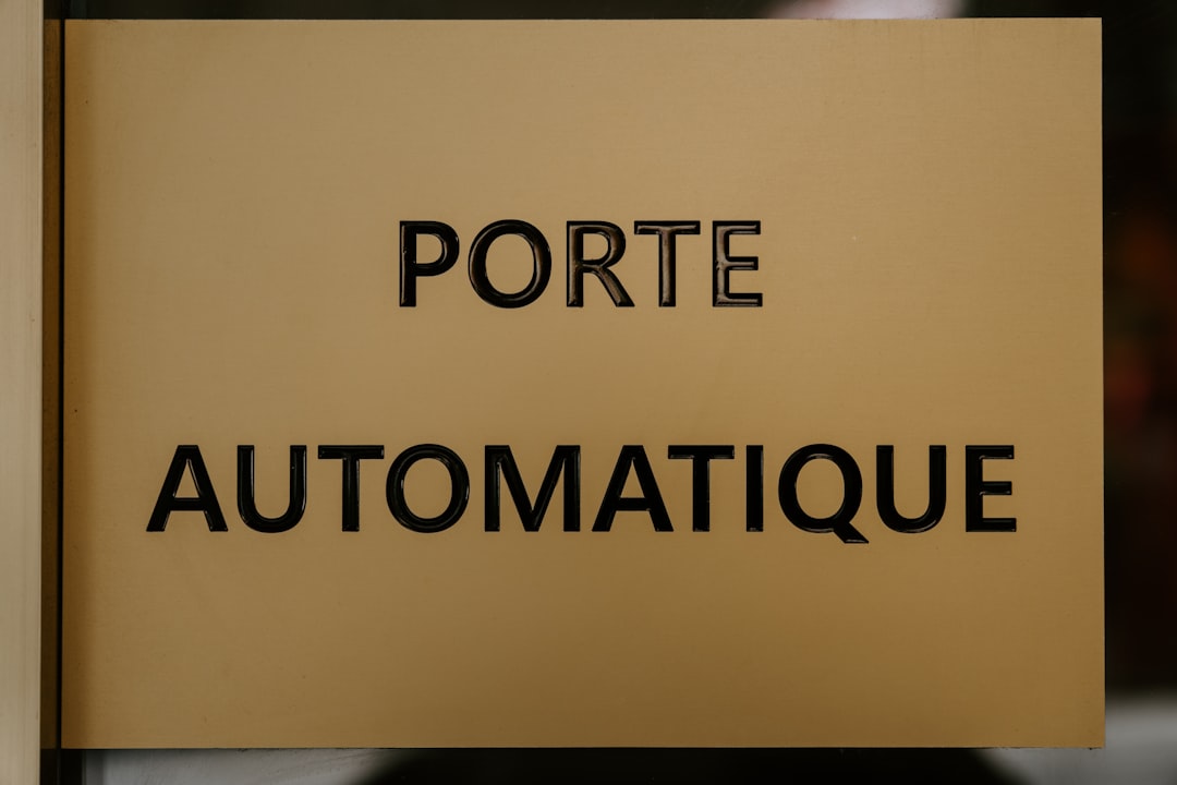 a close up of a sign that says porte automatique
